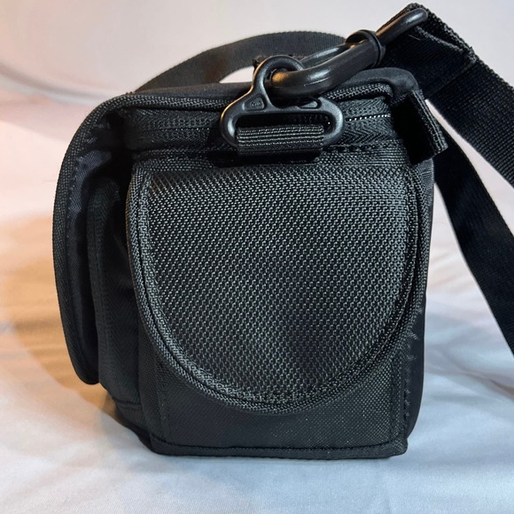 Lowepro Compact Digital Camera Bag - Adjustable Strap & Handle for Easy Portable - Picture 3 of 10